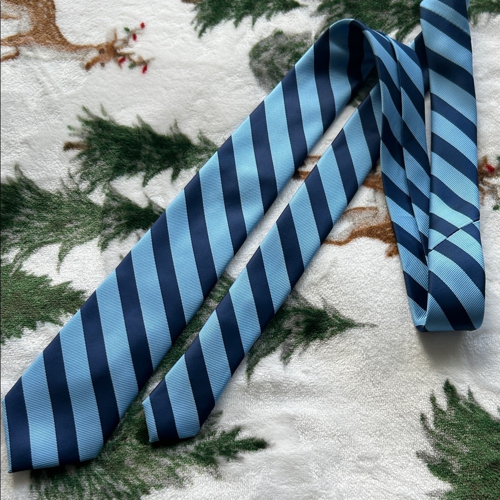 Izod striped navy light blue polyester necktie